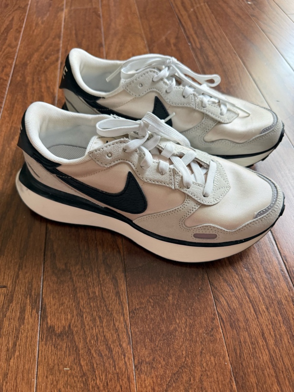 Nike women’s Phoenix waffle sneakers size 6.5 in white, and black - Picture 1 of 12